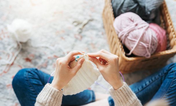 Mladá žena pletení doma teplý šátek - Fotografie, Obrázek