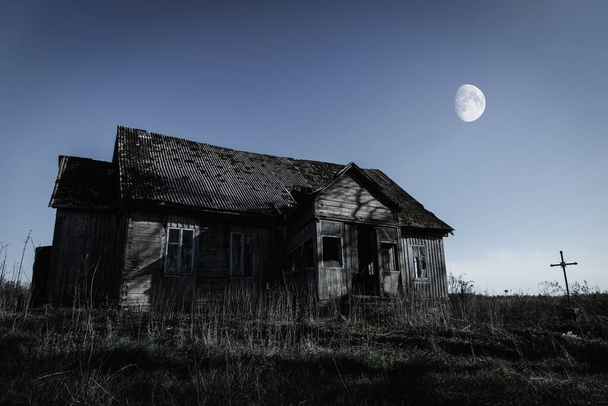 Spookachtige scène van spookhuis en maan.Oude mystieke gebouw bij dode boom.Horror Halloween concept.Toned. - Foto, afbeelding