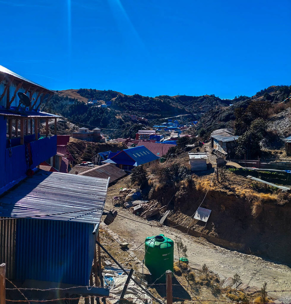 Άποψη των σπιτιών και των καταλυμάτων του απομακρυσμένου χωριού Κούρι του Καλίντσο, Νεπάλ - ένας διάσημος τουριστικός προορισμός. - Φωτογραφία, εικόνα