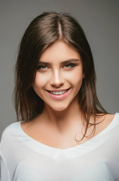 Young sensual woman close up portrait. Beautiful girl with clean skin, natural make-up - Foto, afbeelding