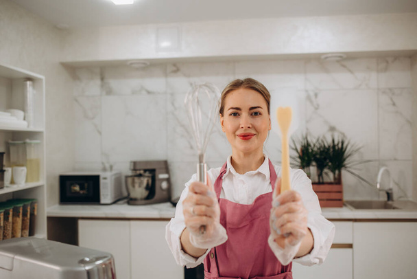 Portret van jonge mooie vrouw op keuken - Foto, afbeelding