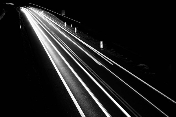 linhas brancas de luzes do carro no fundo preto - Foto, Imagem