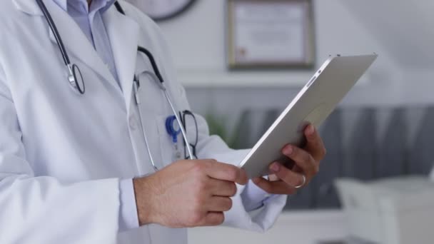 Doctor using digital tablet - Video, Çekim