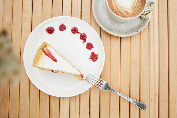 カプチーノと砂糖フリーフランスのケーキのハニーデューズフラットレイのカップ。審美的なテーブル、コーヒータイム。リラクゼーション&レジャーのコンセプト - 写真・画像