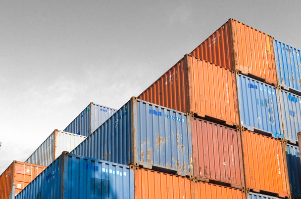 gestapelde cargo containers - Foto, afbeelding
