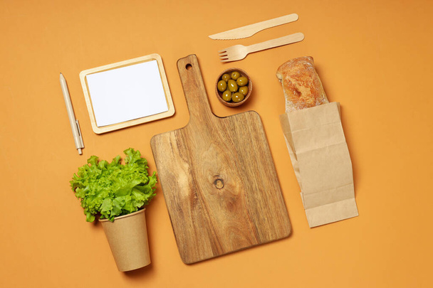 Mockup flat lay com acessórios de cozinha, conceito de receita, em fundo bege - Foto, Imagem