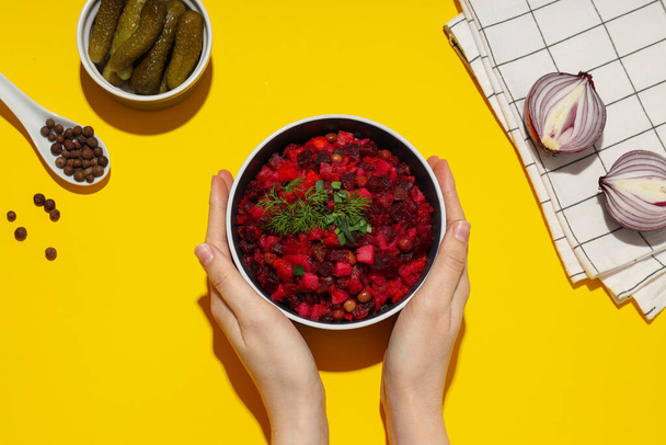 Konzept des schmackhaften Essens, kaltes Gericht - Vinaigrette-Salat - Foto, Bild