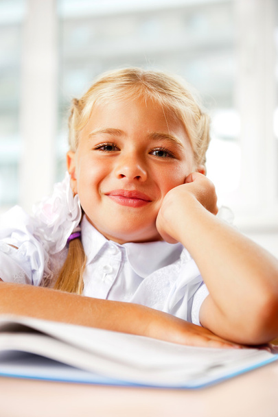 Retrato de una niña en la escuela en el escritorio
. - Foto, Imagen
