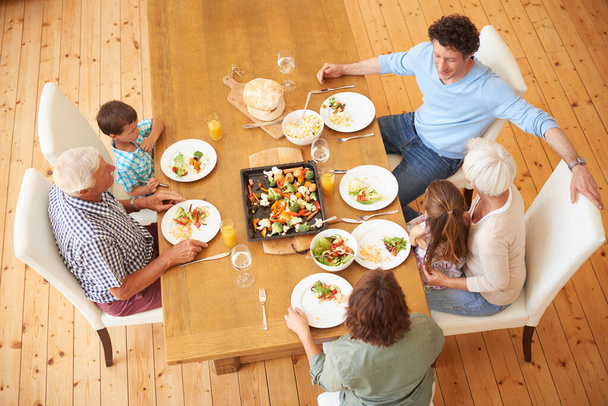 Wysokiej jakości czas i jedzenie. Duże ujęcie wielopokoleniowej rodziny jedzącej razem lunch w domu - Zdjęcie, obraz