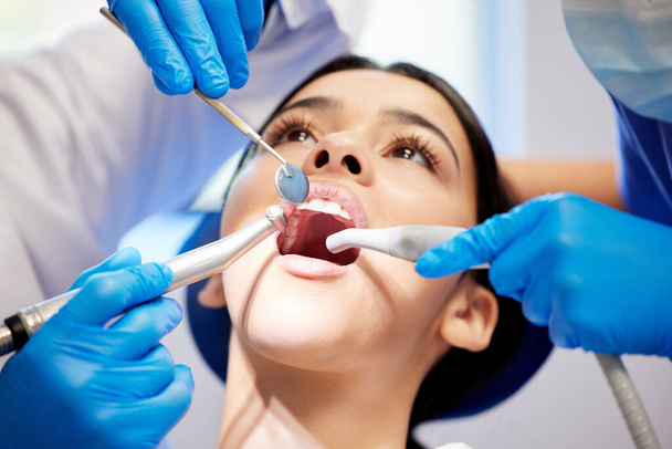 A little maintenance goes a long way. a young woman having a dental procedure performed on her - Foto, Bild