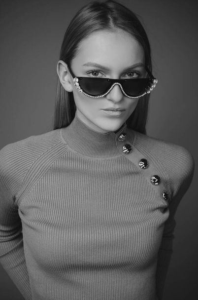 Fashion sunglasses. Young woman face close up. Beautiful girl - Foto, imagen