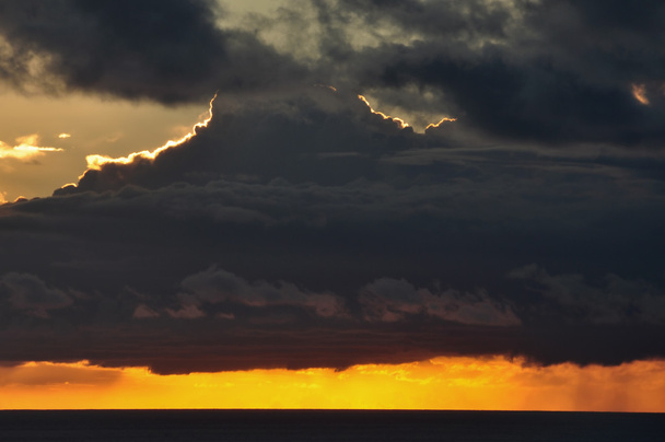 Bulutlu gün batımı gökyüzü ve denizin ufuk - Fotoğraf, Görsel