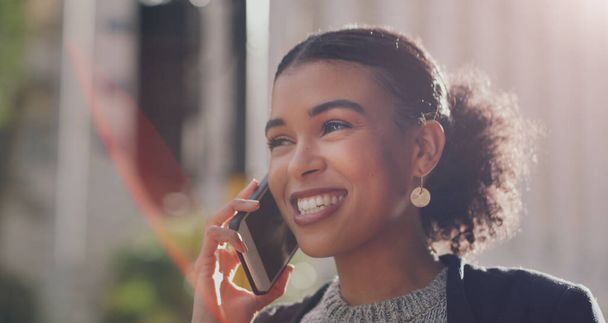 笑顔で街のアフリカのビジネス女性、電話や通り、ネットワーキングや日差しの中で通信します。ビジネスウーマン、スマートフォンや接続、チャットや連絡先のための幸福と地下鉄で話をする. - 写真・画像