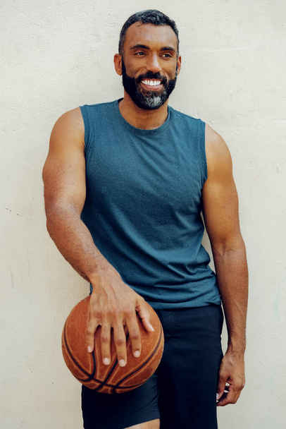 Athletic Man Basketball Player Holding Ball - Foto, immagini