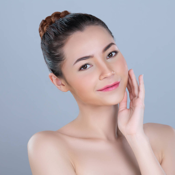 Glamorous woman portrait with perfect smooth pure clean skin with soft cosmetic makeup in isolated background. Beauty hand gesture with expressive facial expression for skincare product or spa ad. - Fotoğraf, Görsel