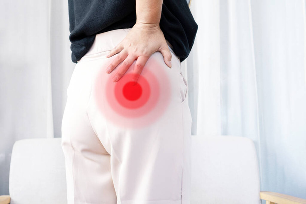 Концепция синдрома Пириформиса с женщиной, страдающей от боли в ягодицах мышц во время сидения - Фото, изображение