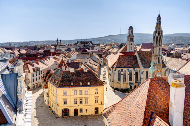 Sopron, Węgry - marzec 2023: Historyczne centrum miasta w słoneczną pogodę, HDR Image - Zdjęcie, obraz