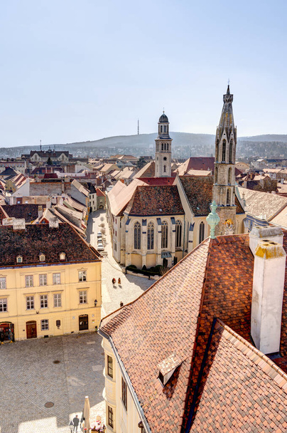 Sopron, Ungheria - Marzo 2023: Centro storico con tempo soleggiato, HDR Immagine - Foto, immagini