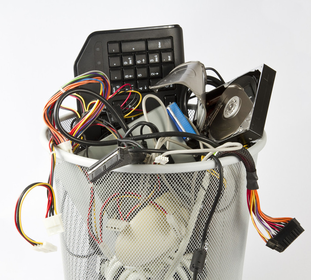 elektronické součástky z počítačů v popelnici - Fotografie, Obrázek