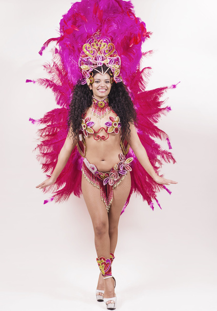 Brazilian samba dancer wearing traditional pink costume and smil - Fotografie, Obrázek