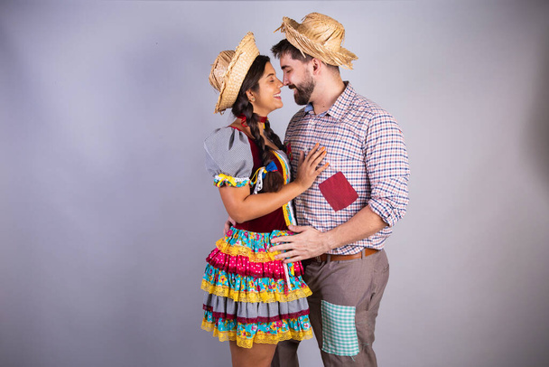 Brasilianisches Paar, Kleidung von festa junina, arraial, festa de so joo. Freund und Freundin, Kusshand. Liebe. Zuneigung austauschen - Foto, Bild