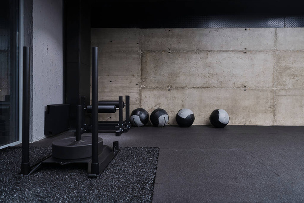 An empty modern gymnasium with a variety of equipment, offering a spacious, functional, and well-equipped training facility for workouts, fitness, and strength training. - Foto, immagini