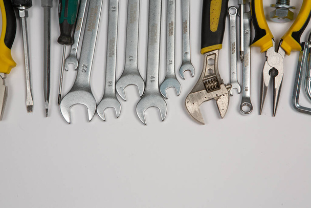 Ensemble d'outils pour la construction ou la maison. Clé, pinces, marteau, tournevis, lampe de poche, gras, ciseaux, couteau et autres. - Photo, image