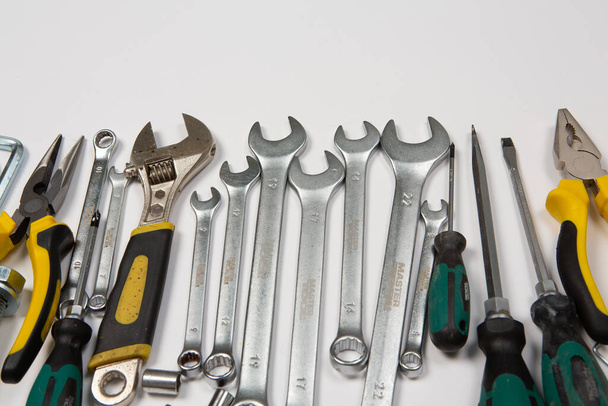 Työkaluja rakentamiseen tai talon. Jakoavain, pihdit, vasara, ruuvimeisseli, taskulamppu, lihavoitu, sakset, veitsi ja muut. - Valokuva, kuva