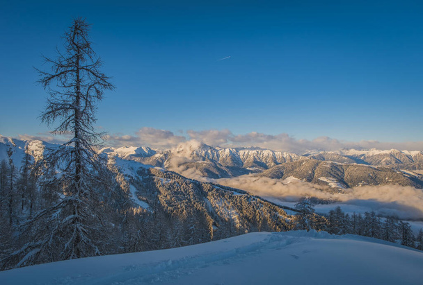 Näkymä Alppien maisemaan talvikaudella Nassfeldin hiihtokeskuksessa. Kärntenissä, Itävallassa. Tammikuu 2022 - Valokuva, kuva