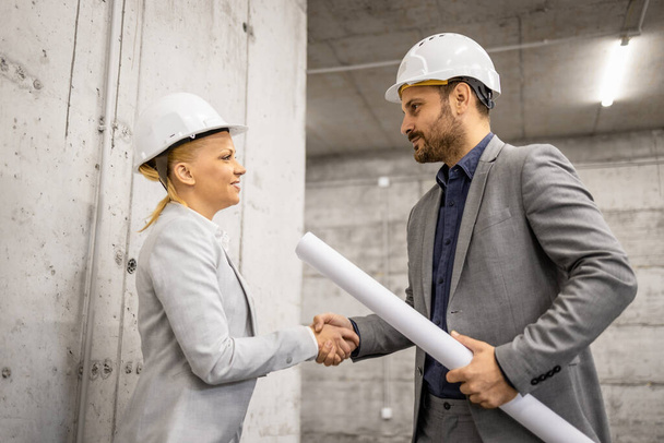 Architect shaking hands with construction engineer for successful cooperation. - Photo, Image