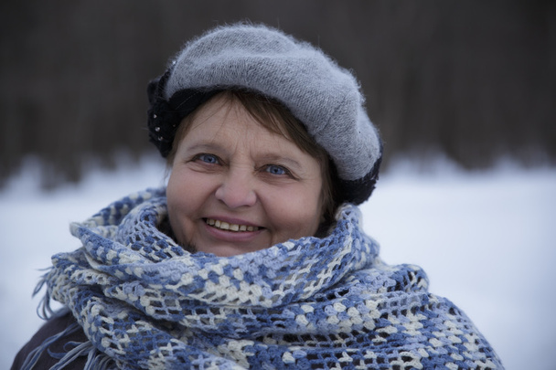 Vieja mujer rusa sonriente parada afuera usando un chal
 - Foto, Imagen