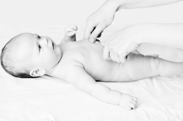 Baby massage - Foto, afbeelding
