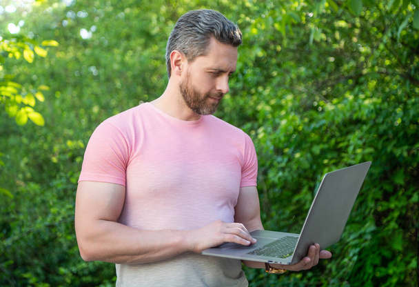 image of freelancer man freelancing online with laptop outdoor. - Foto, Imagem