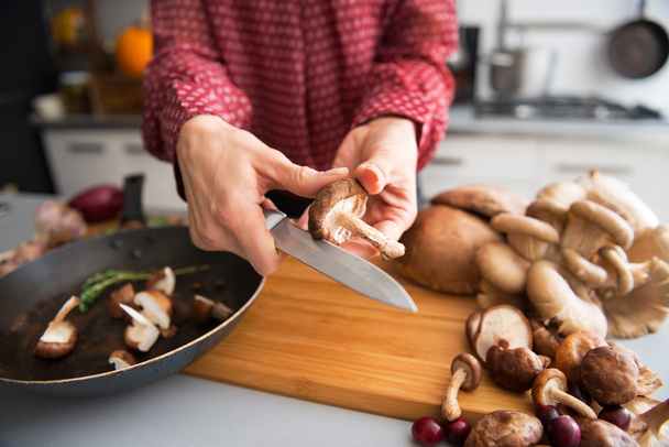 Closeup on young housewife cooking mushrooms - Foto, Bild