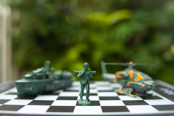 xadrez militar num tabuleiro de xadrez. ideias de negócios e concorrência e estratégia Ucrânia e Rússia para conflito político e conceito de guerra - Foto, Imagem