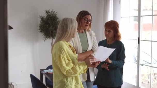επαγγελματική συνάντηση ώριμες γυναίκες - επιχειρηματικές γυναίκες διαφόρων ηλικιών στο γραφείο - Πλάνα, βίντεο