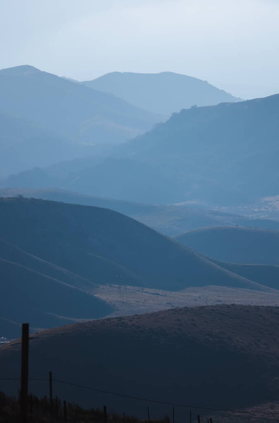 Misty Rolling Hills και Mt. Pinos από το Gorman, Καλιφόρνια. - Φωτογραφία, εικόνα