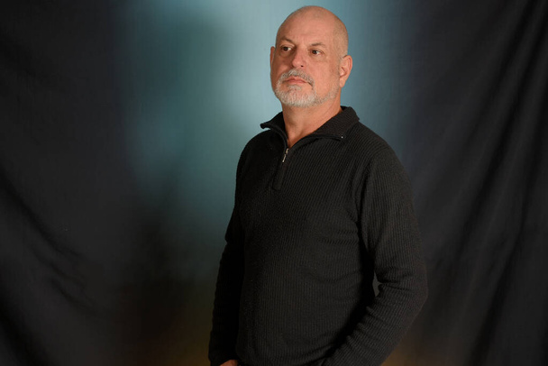 mies valkoinen parta herrasmies musta paita värillinen tausta lasku studiossa - Valokuva, kuva