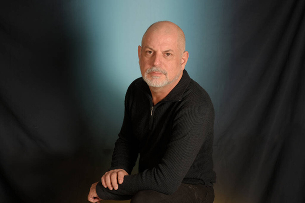 homem com barba branca cavalheiro em camisa preta colorido fundo pouso em estúdio - Foto, Imagem