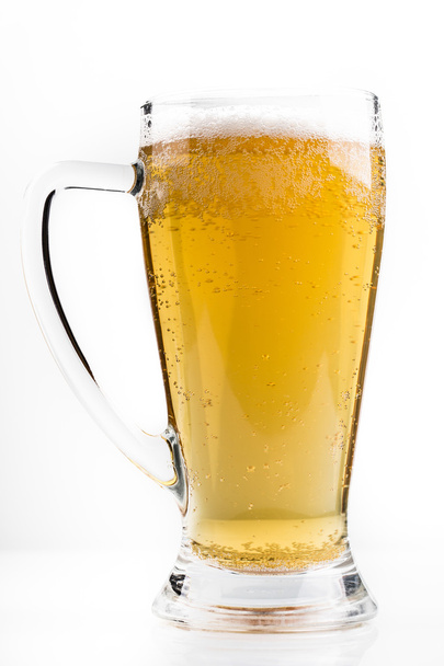 一杯のビールの泡と白で隔離 - 写真・画像