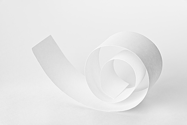Beyaz arka plan üzerinde beyaz kağıt sarmal - Fotoğraf, Görsel