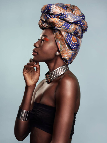 Mode, hoofddoek en profiel van zwarte vrouw in studio op grijze achtergrond met glamour, cosmetica en make-up. Luxe, cultuur en gezicht van vrouwelijke persoon in exotische sieraden, Afrikaanse stijl en schoonheid. - Foto, afbeelding