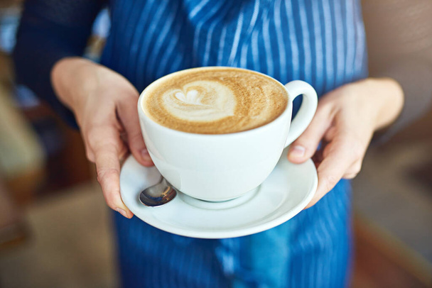 Café comme vous n'avez jamais goûté avant. une femme servant du café dans un café - Photo, image