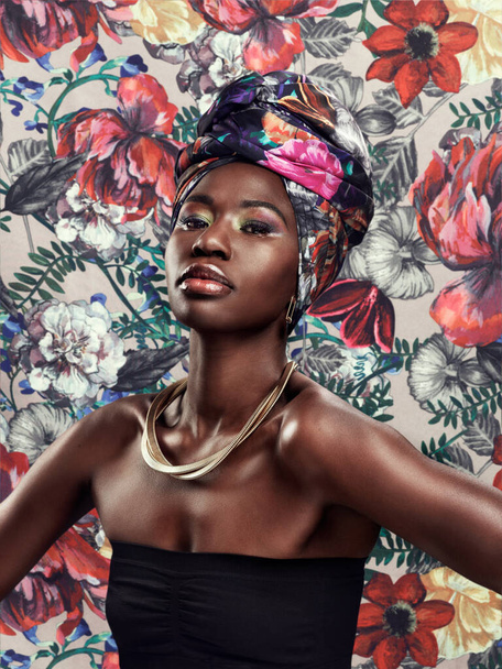 Femme noire en portrait en turban, mode sur fond de fleur et beauté, maquillage et esthétique florale. Cosmétiques naturels, modèle féminin dans une enveloppe de tête africaine traditionnelle avec créativité et style. - Photo, image