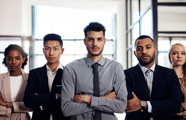 Gerentes fortes lideram pela frente. um grupo de jovens empresários confiantes e diversificados que trabalham em conjunto num escritório moderno - Foto, Imagem