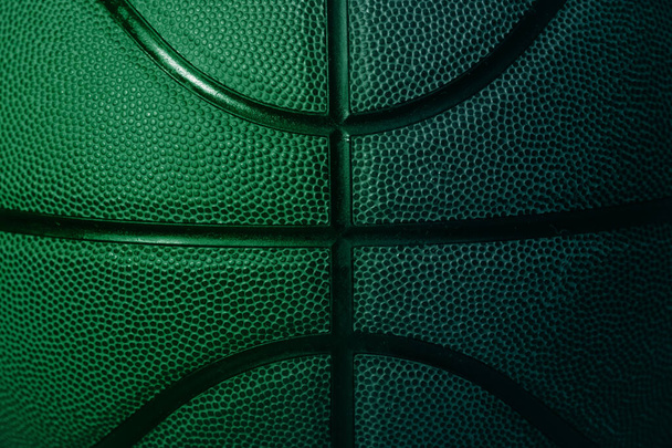 Nahaufnahme Detail der blauen und grünen Basketballtextur Hintergrund. Horizontales Sport-Themenposter, Grußkarten, Kopfzeilen, Website und App - Foto, Bild