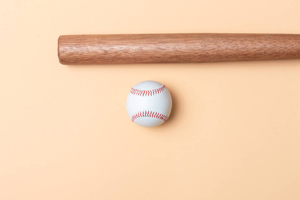 Baseball batte et balle sur fond beige. Affiche de thème de sport horizontal, cartes de vœux, en-têtes, site Web et application - Photo, image