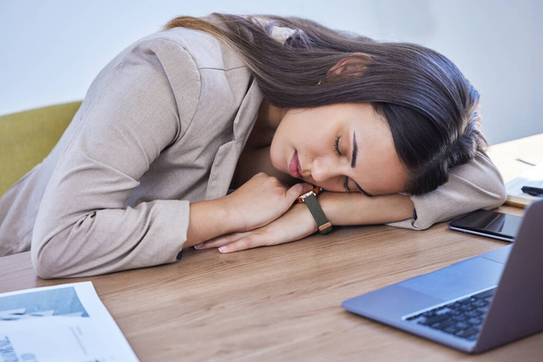 Она не могла сосредоточиться и задремала. молодая бизнесвумен, спящая за рабочим столом в офисе - Фото, изображение