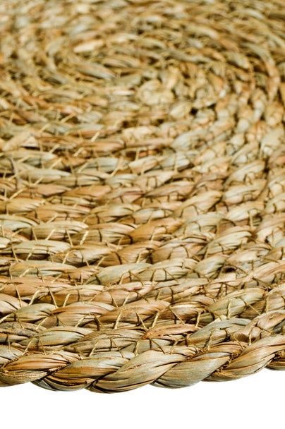 Estera tejida redonda hecha de fibras de jacinto de agua, alfombras de mesa de mimbre, paja tejida marrón redonda de ratán - Foto, Imagen