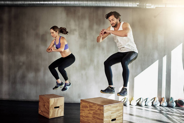 Snaž se a zapomeň na zbytek. dva mladí lidé box jumping jako součást jejich cvičení - Fotografie, Obrázek